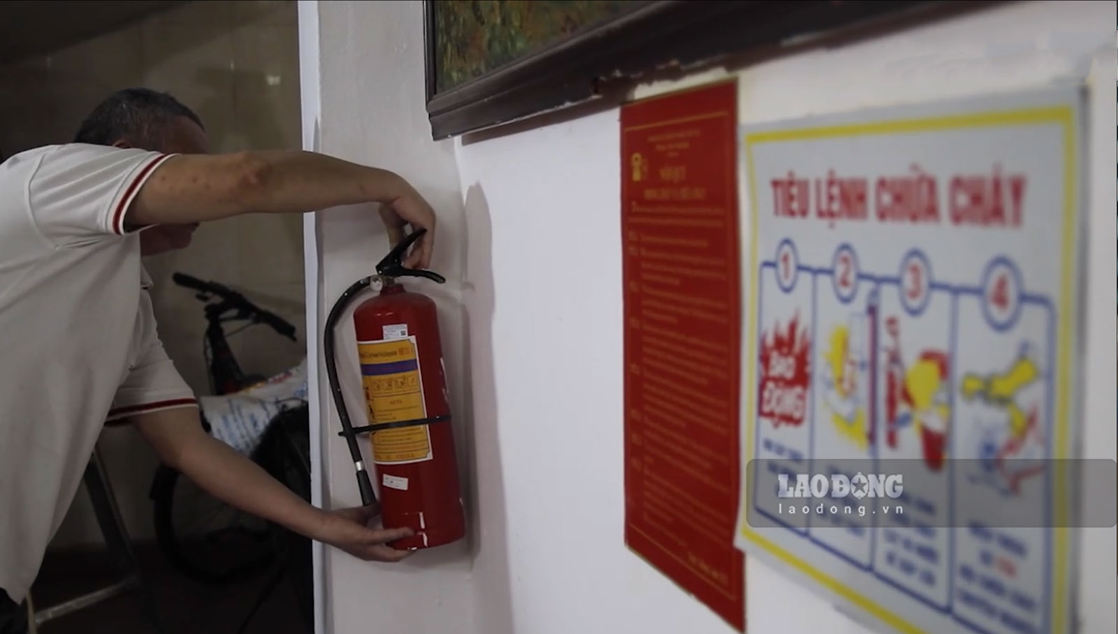Many business households and individuals in Hanoi proactively complete fire prevention and fighting work. Photo: Anh Phuong
