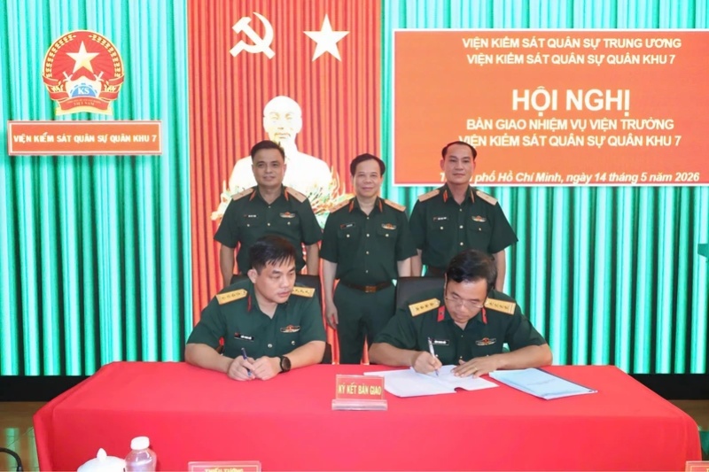 Đại tá Đặng Quang Hiếu (bên phải) và Đại tá Trần Trung Hiếu ký biên bản giao, nhận nhiệm vụ Viện trưởng Viện KSQS Quân khu. Ảnh: Lê Trầm/Quân khu 7 