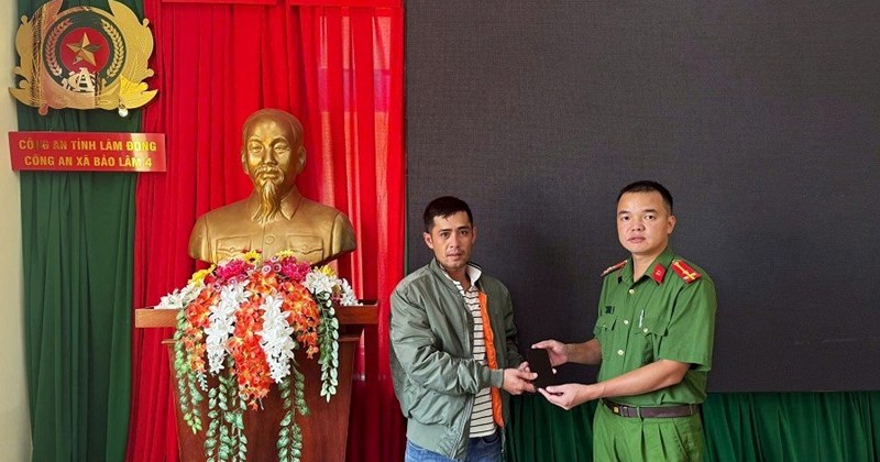 Chiến sĩ công an Lâm Đồng trả lại điện thoại cho dân