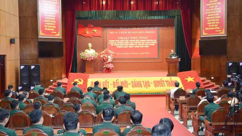Bộ Tư lệnh Bộ đội Biên phòng trao thưởng cho các tập thể, cá nhân có thành tích xuất sắc trong đấu tranh các chuyên án. Ảnh: Lan Hương