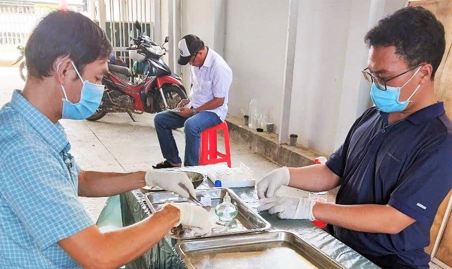 Trung tâm Kiểm soát bệnh tật tỉnh Lâm Đồng giám sát tình hình dịch bệnh trên chuột. Ảnh: Diệu Hiền 