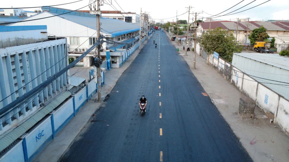 The road full of potholes in the South of Ho Chi Minh City changes into a new coat, people are excited