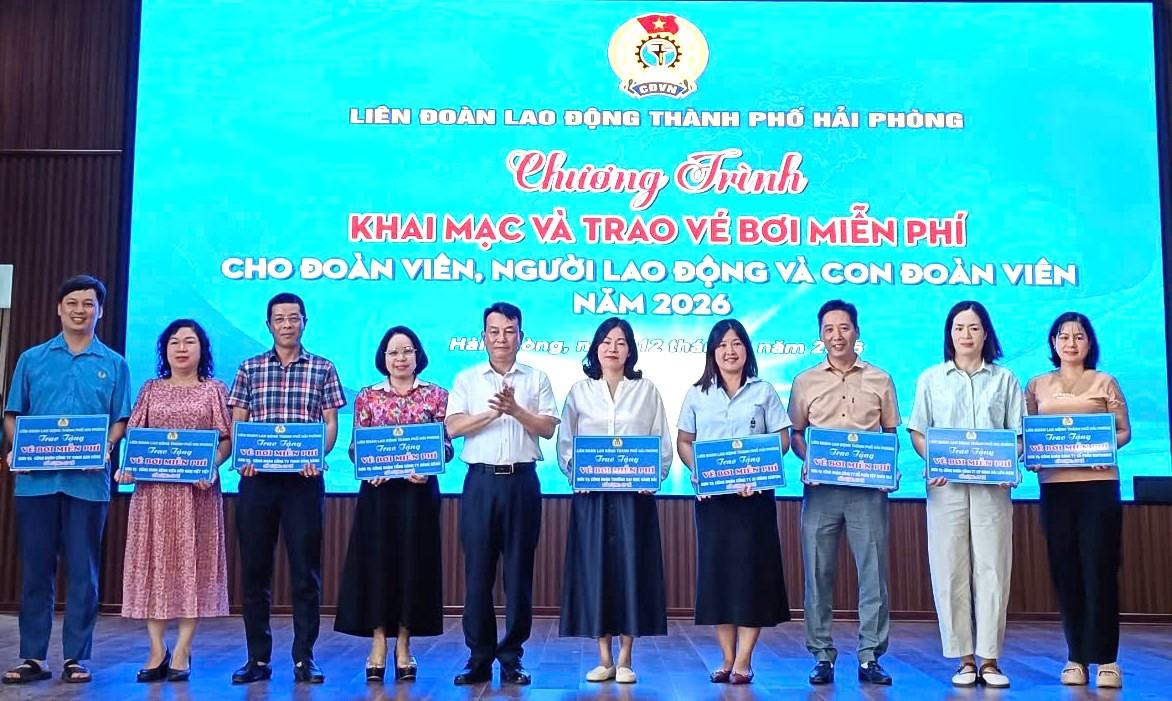 Phó Chủ tịch LĐLĐ TP Hải Phòng trao vé bơi miễn phí tặng đoàn viên, NLĐ các công đoàn cơ sở. Ảnh: Mai Dung