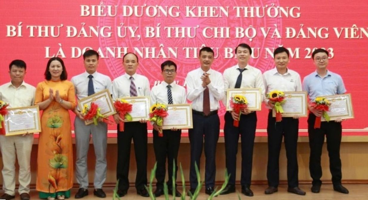 Biểu dương Bí thư đảng uỷ, Bí thư chi bộ và đảng viên là doanh nhân tiêu biểu nhân ngày Doanh nhân Việt Nam 13.10 tại Thanh Hóa. Ảnh: Đinh Huê