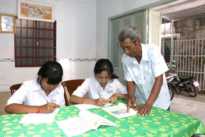 Mr. Thach Uong, Cho hamlet, Binh Phu commune, teaches Khmer script to students in the area. Photo: Thanh Hoa/VNA