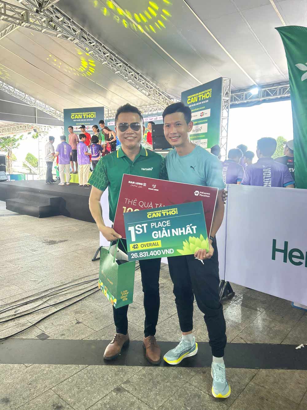 Ông Nguyễn Thành Đạt – Giám đốc Truyền thông Cấp cao Herbalife Việt Nam trao giải cho  VĐV Đan Quyết đạt giải nhất. Ảnh: Herbalife