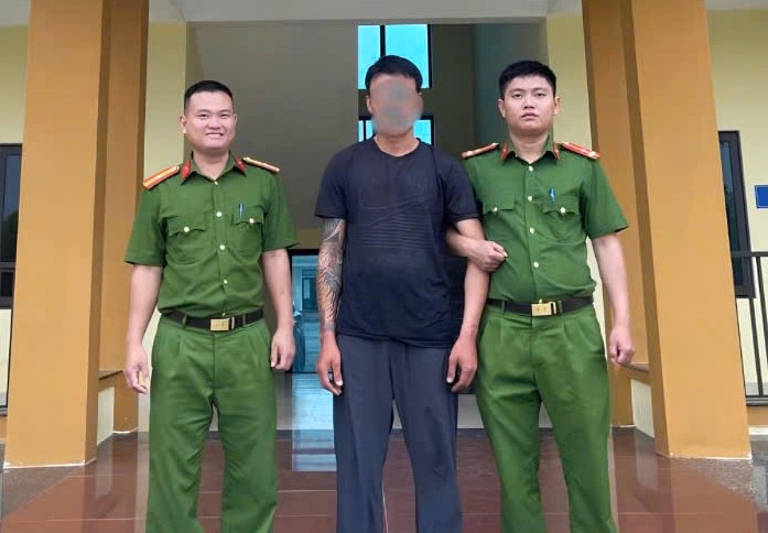 Ky Anh Commune Police coordinate to take subject H.V. P to compulsory drug rehabilitation. Photo: Ha Tinh Police