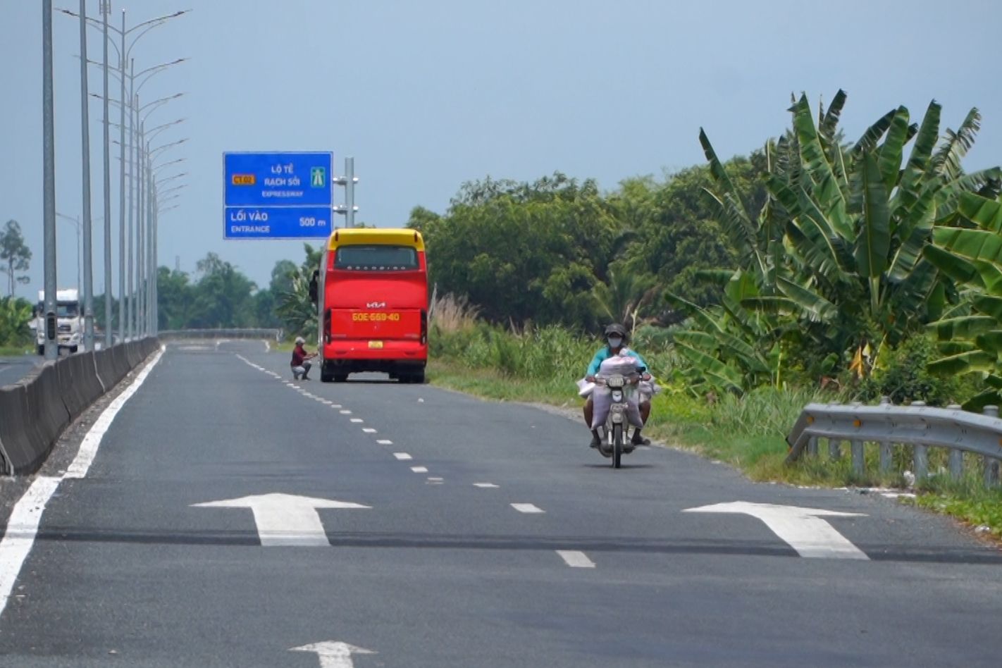 Xe máy, xe đạp điện ngược xuôi trên tuyến Lộ Tẻ - Rạch Sỏi. Ảnh: Tạ Quang