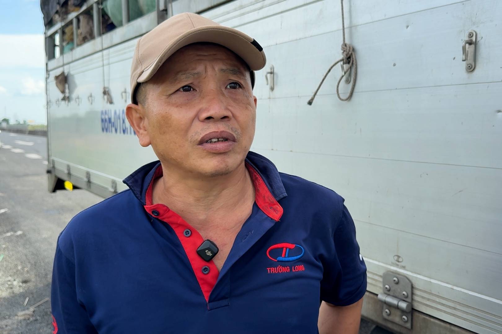 Các tài xế xe ô tô bất bình việc người dân đi xe máy, đi bộ,...vào tuyến Lộ Tẻ - Rạch Sỏi. Ảnh: Tạ Quang