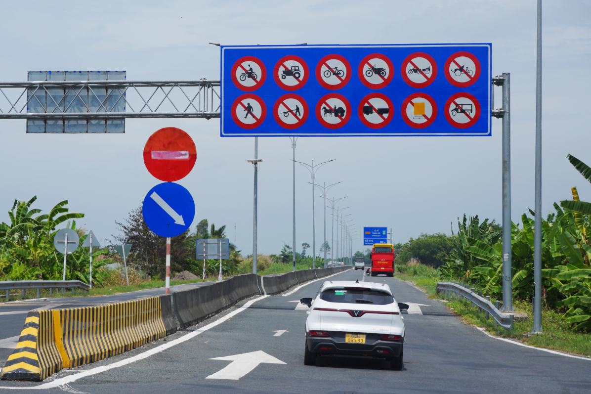 Tuyến Lộ Tẻ - Rạch Sỏi cấm xe máy, các phương tiện thô sơ lưu thông. Ảnh: Tạ Quang