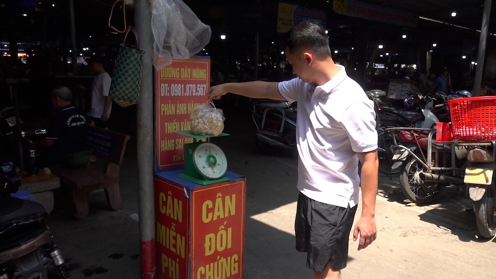 Installing balanced tests at seafood markets in Sam Son. Photo: Quach Du