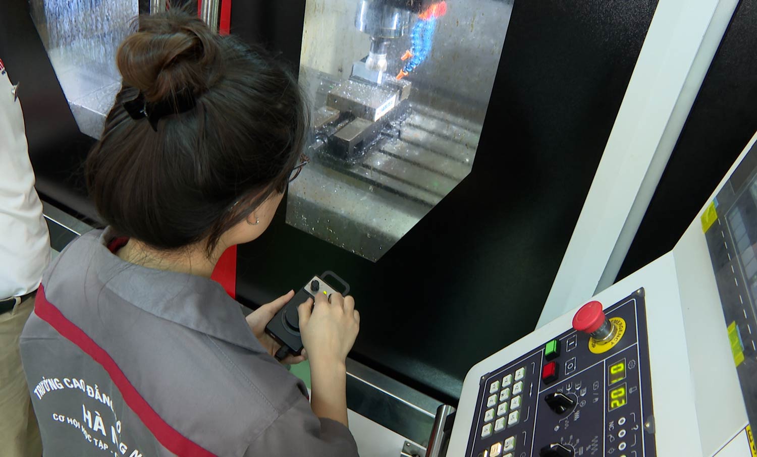 Thùy Trang trong giờ thực hành tại trường. Ảnh: Linh Anh