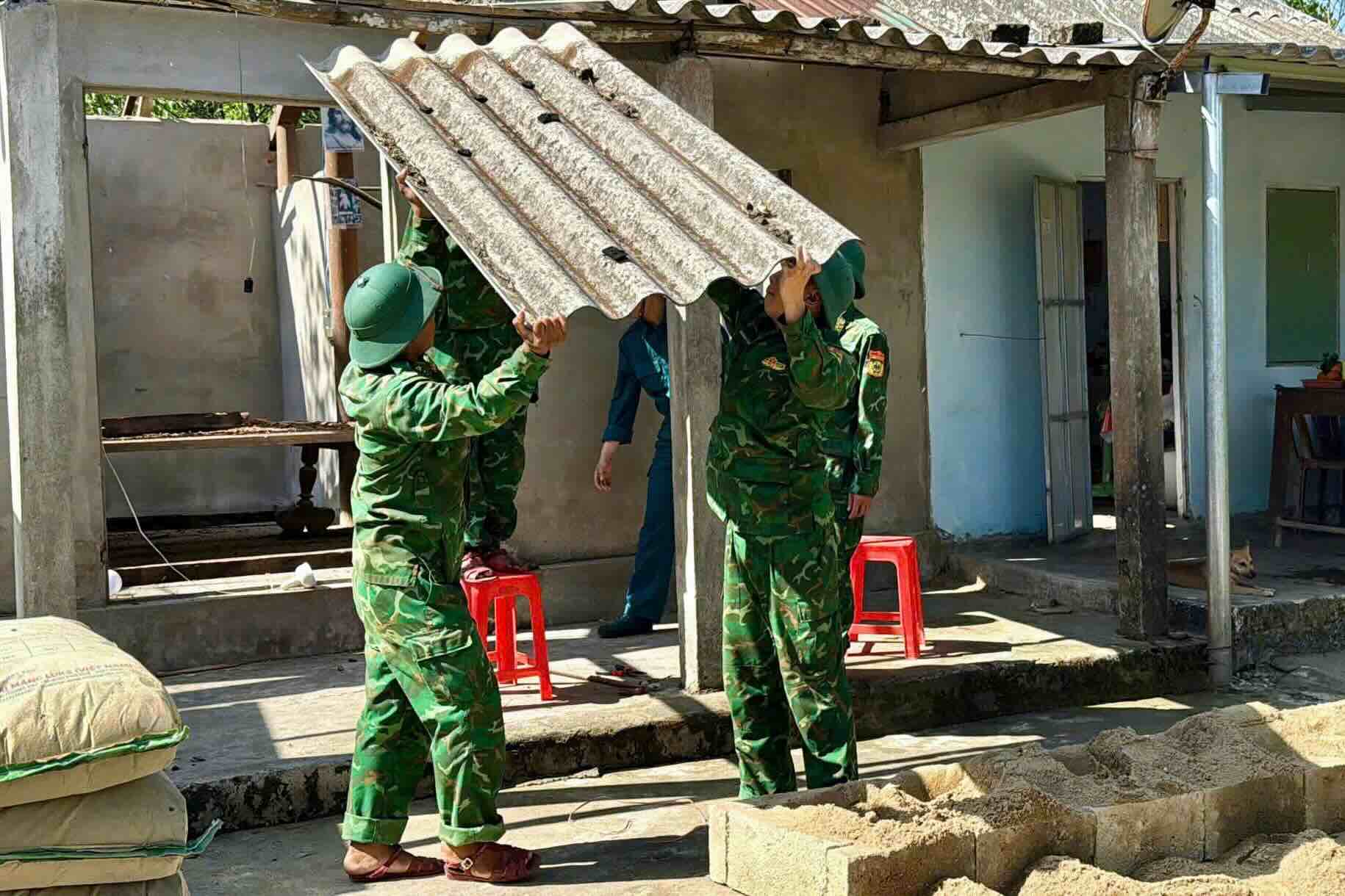 Border guards support building houses. Photo: Vo Tien