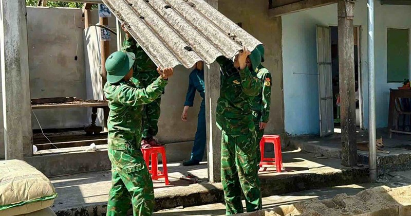 Bộ đội Biên phòng Huế hỗ trợ dỡ nhà tạm cho hộ nghèo
