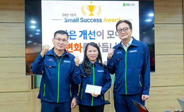 HD Hyundai Eco Vina Co., Ltd. commends and awards prizes to union member Luu Thi Mai. Photo: Dang Khoi