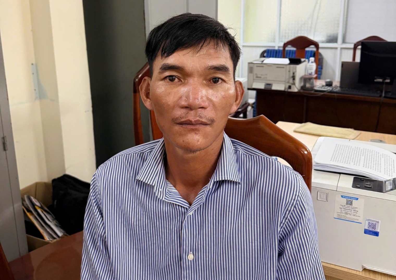 Đối tượng trộm tài sản của du khách trên bờ biển Nha Trang bị công an và người dân bắt nóng ngay sau đó. Ảnh: Khánh Hòa