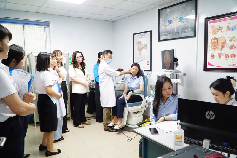 100 trabajadores reciben exámenes médicos y detección de cáncer gratuitos. Foto: Phuong Anh