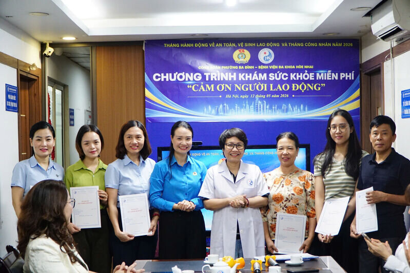 Công đoàn Phường Ba Đình phối hợp cùng Bệnh viện Đa khoa Hòe Nhai tổ chức khám sức khỏe miễn phí cho người lao động. Ảnh: Phương Anh