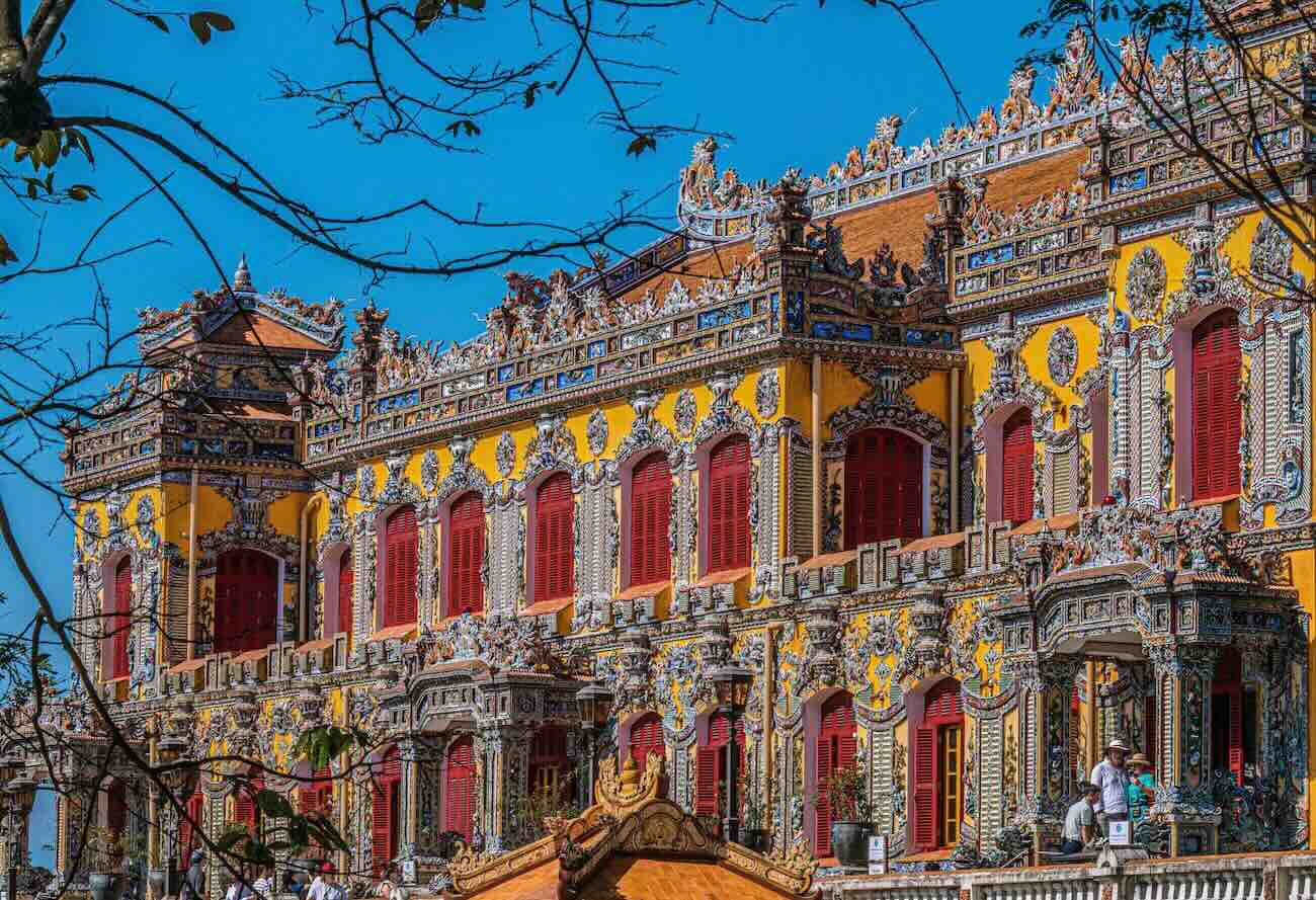 Điện Kiến Trung thêm phần độc đáo, đẹp mắt nhờ nghệ thuật khảm sành sứ. Ảnh: Việt Trung.