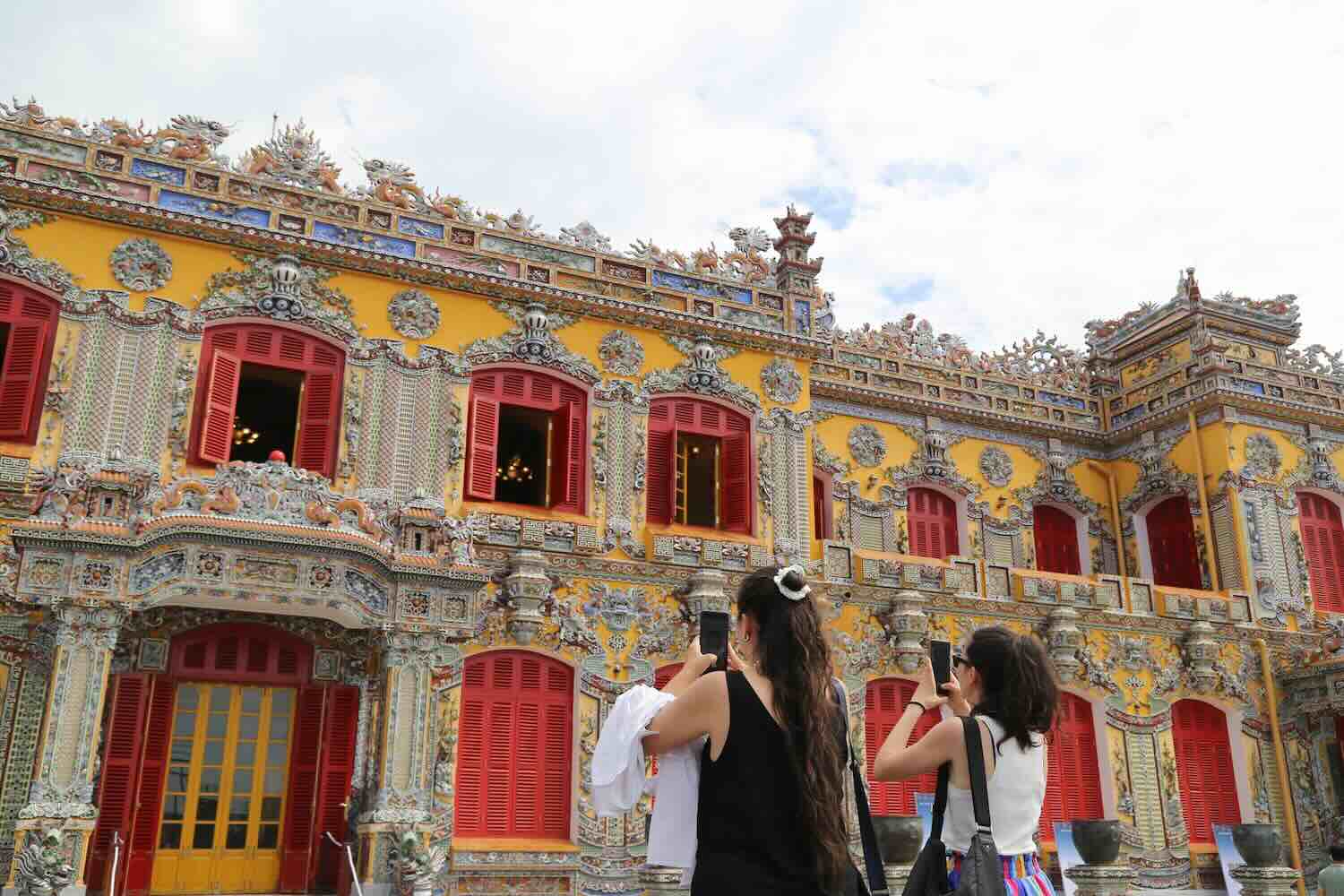 Tourists photograph the art of ceramic mosaics at Kien Trung Palace (Hue Citadel). Photo: Viet Trung.