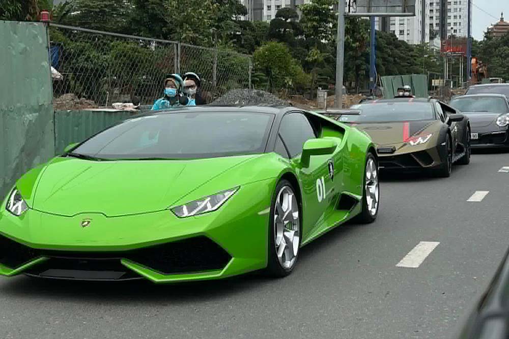 A pair of Lamborghini supercars attract the attention of passersby thanks to their striking paint color. Photo: Car Spotting VietNam