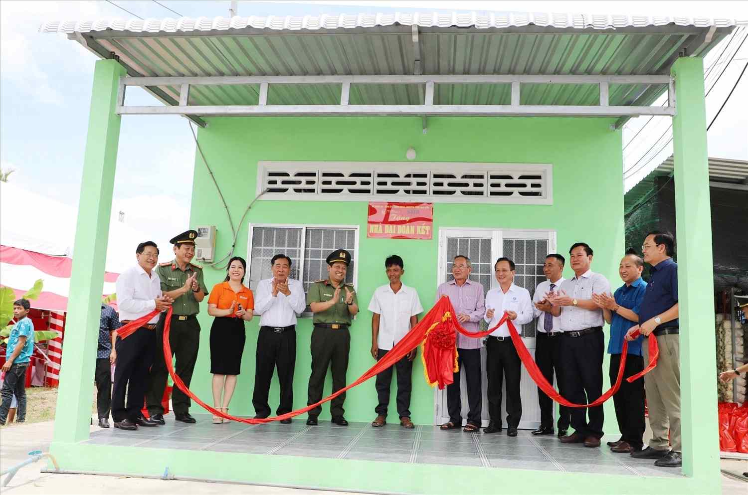 Có căn nhà mới, ông Nguyễn Văn Bi, xã Phước Long rất vui mừng. Ảnh: Nhật Hồ.