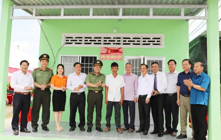 Mr. Nguyen Van Bi, Phuoc Long commune, Ca Mau at the house handover ceremony. Photo: Nhat Ho.