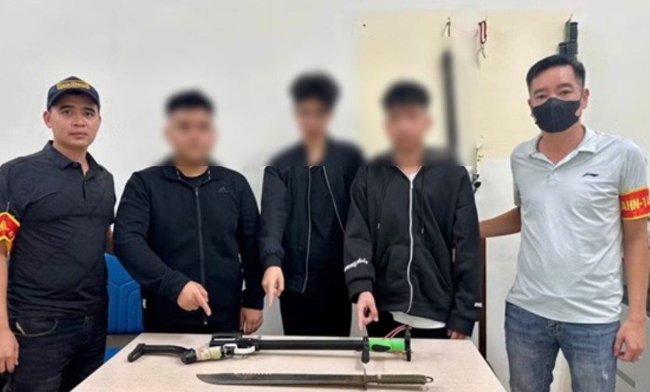 Conduciendo un vehículo sin matrícula, 3 jóvenes fueron descubiertos por el grupo de trabajo 141 con espadas y pistolas de goma. Foto: CAHN