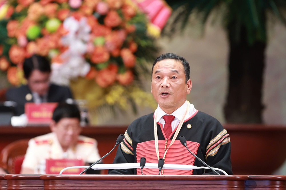 ダクラク省党委員会副書記、ベトナム祖国戦線委員会委員長のY Giang Gry Niê Knơng氏が大会で発言。写真:ハイ・グエン