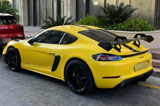The upgraded Porsche 718 Cayman in GT4RS style appeared in Vietnam. Photo: Trong Phat