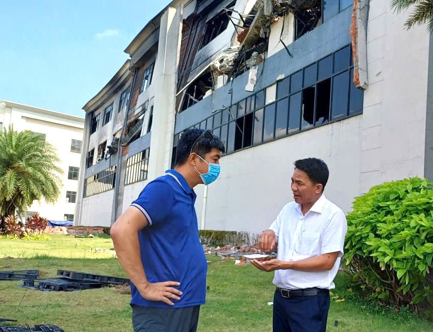 El subdirector del Departamento de Asuntos Internos de la ciudad de Dong Nai, Mai Xuan Tuan (a la derecha de la foto), visita a empresas y trabajadores después del incendio en el Parque Industrial Nhon Trach 6. Foto: HAC