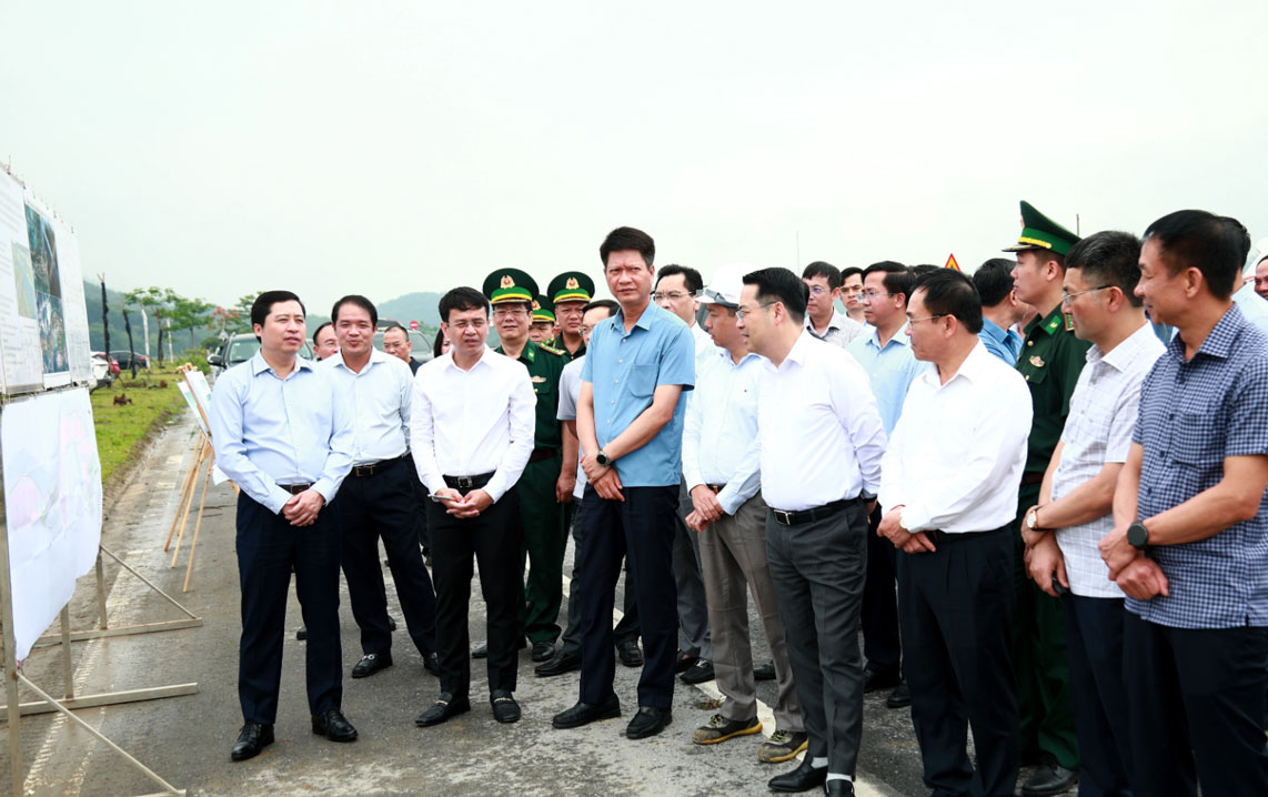 The working delegation of Lao Cai province inspects the progress of implementing a number of key projects. Photo: Phan Tuan