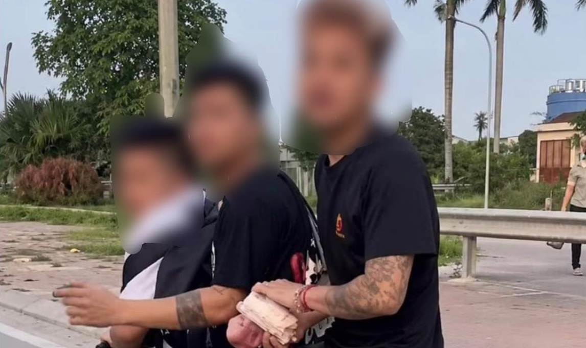 3 thanh niên đi xe không biển số, dùng dép đánh người đi đường bị xử lý. Ảnh: Cục CSGT