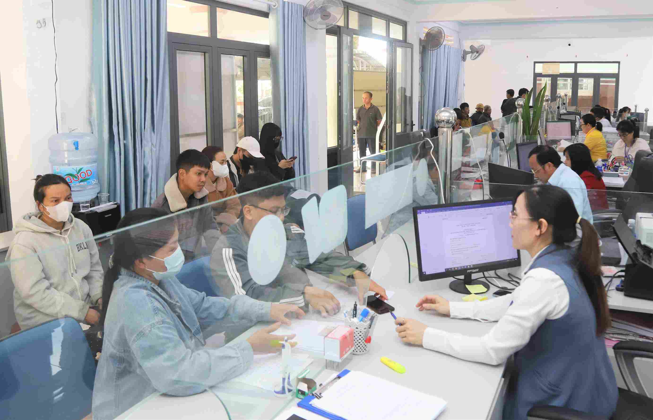 Cán bộ, công chức, viên chức người lao động đi làm xa sẽ được hỗ trợ tiền thuê nhà, chi phí đi lại thêm 1 năm. Ảnh: Phúc Khánh