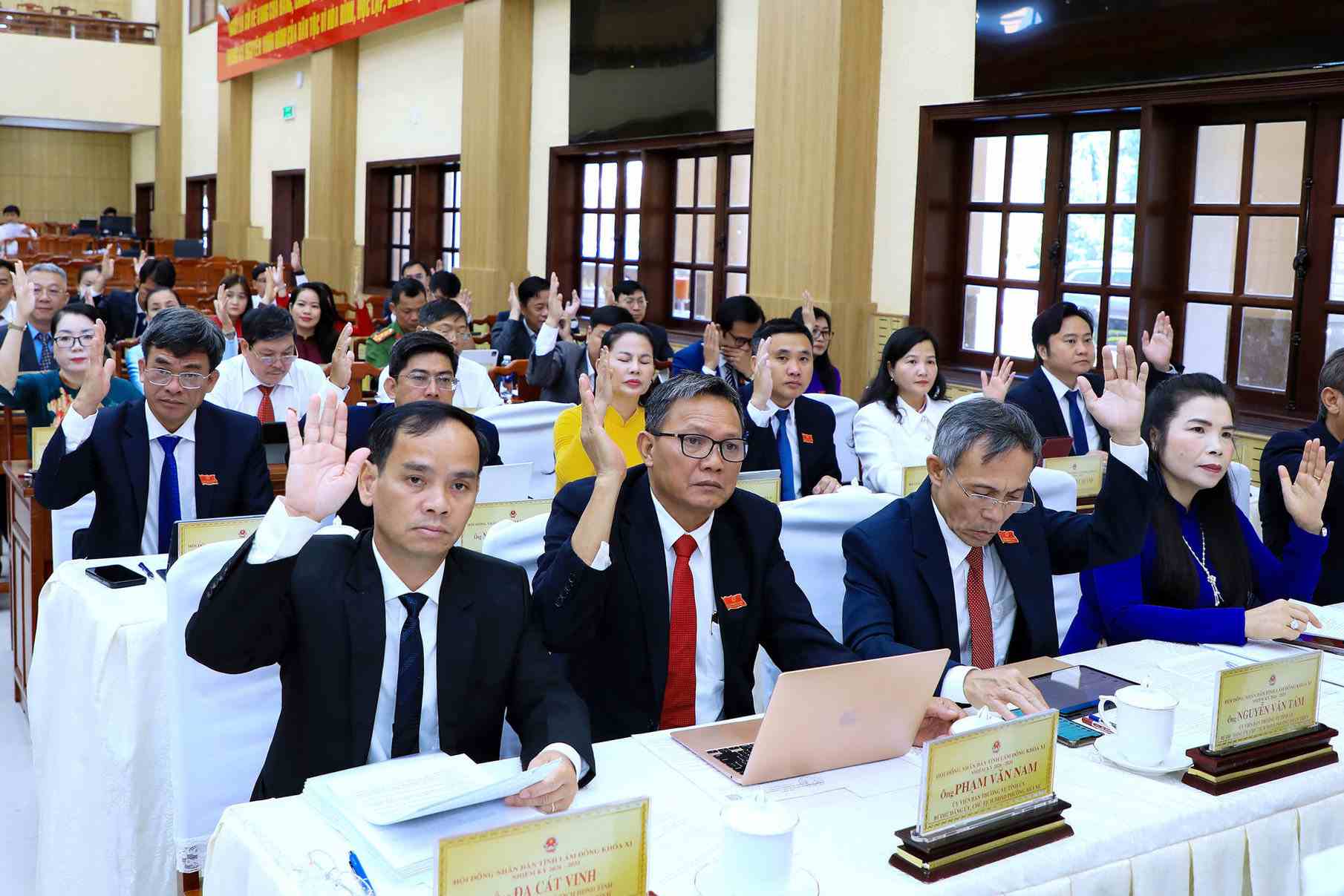 Lam Dong Provincial People's Council approves resolution to support officials, civil servants, and workers going to work far away. Photo: Le Phuoc