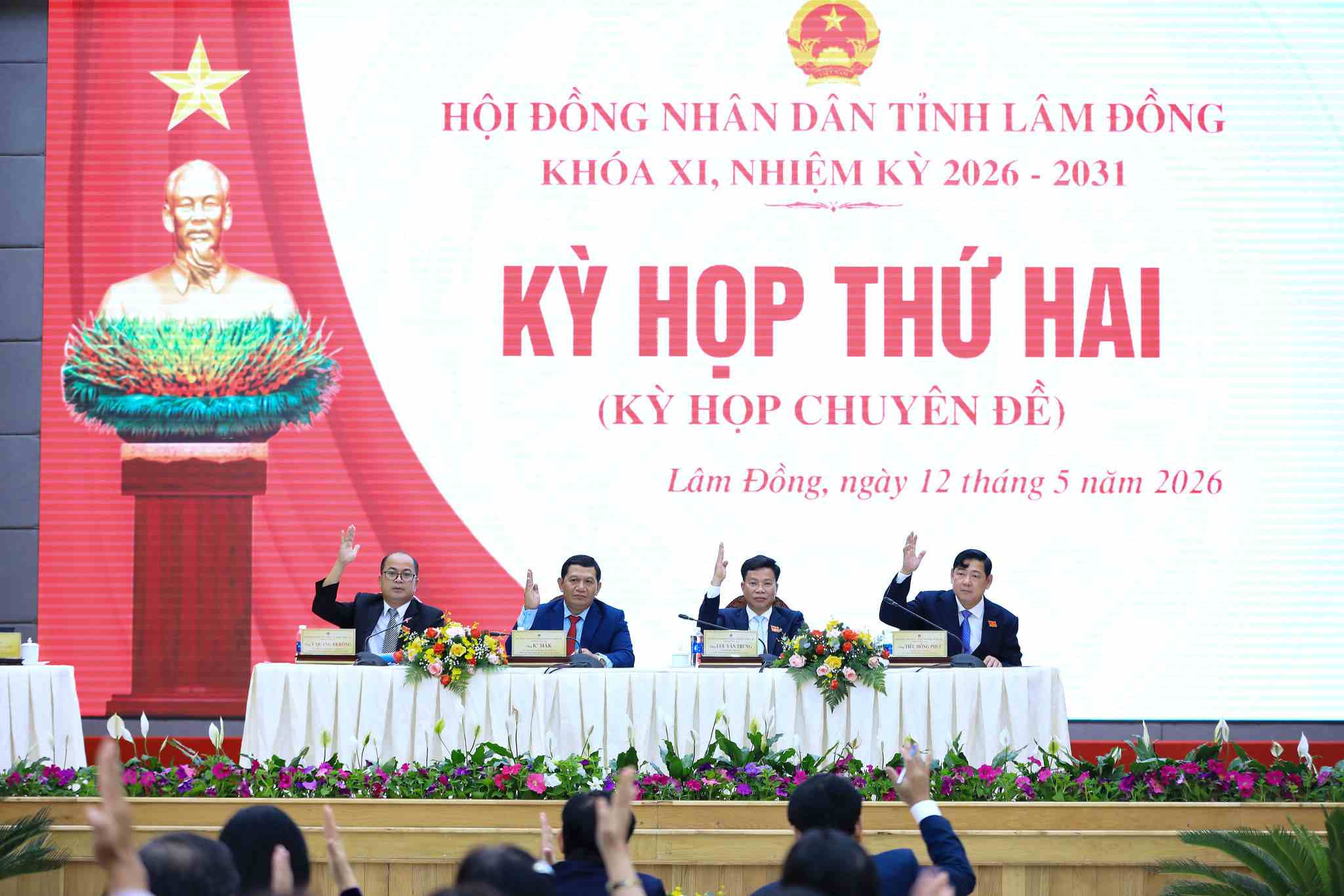 Đại biểu HĐND tỉnh Lâm Đồng biểu quyết thông qua nghị quyết hỗ trợ cán bộ, công chức, người lao động đi làm xa. Ảnh: Lê Phước