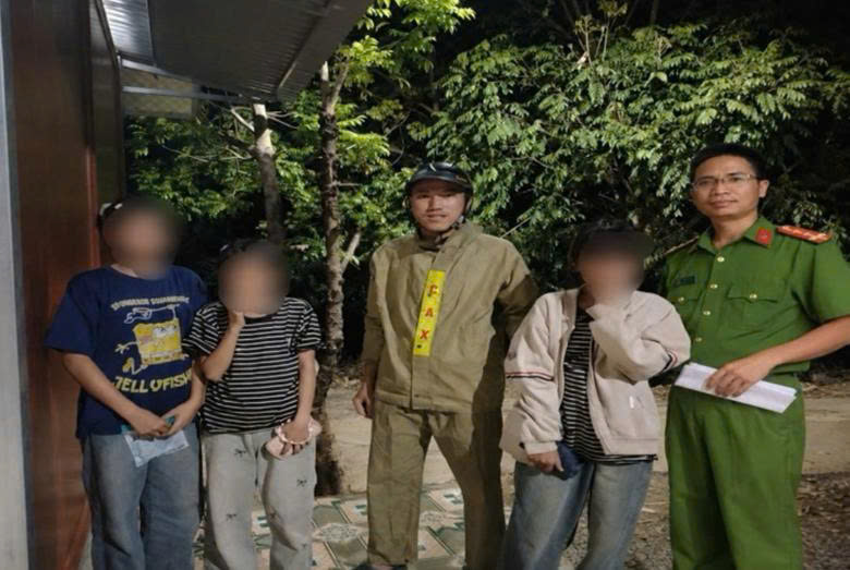 3 students were taken to the Nam Ma Commune Police headquarters (Lai Chau province) for verification, waiting for their families to pick them up. Photo: Ministry of Public Security