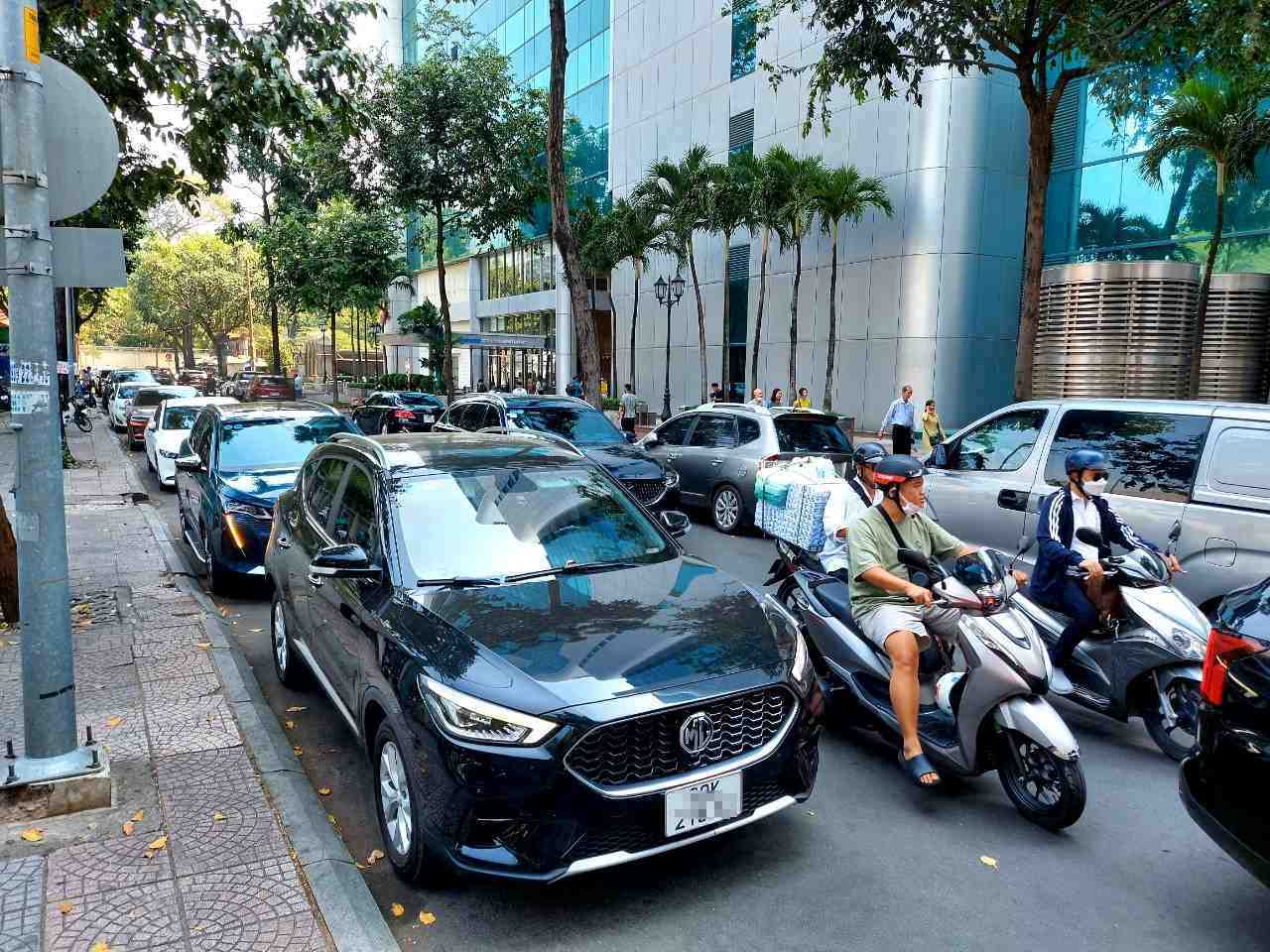 Cars parked in 2 rows under Nguyen Van Chiem street (Saigon ward) cause traffic obstruction. Photo: Minh Quan