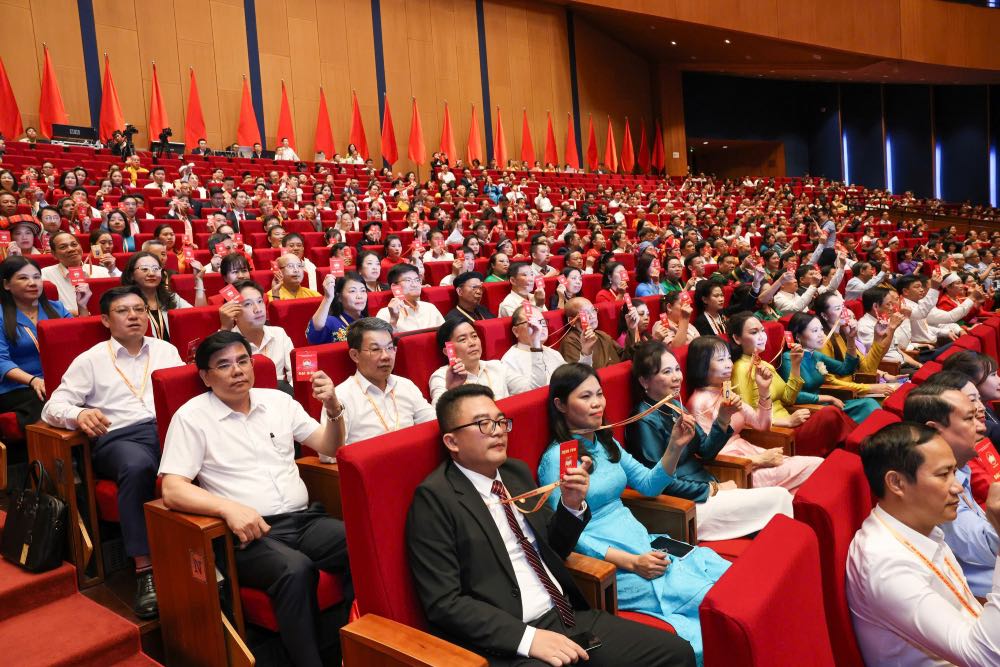 Chiều 12.5, các đại biểu tham gia biểu quyết tại Đại hội Đại biểu toàn quốc Mặt trận Tổ quốc Việt Nam lần thứ XI, nhiệm kỳ 2026-2031. Ảnh: Hải Nguyễn