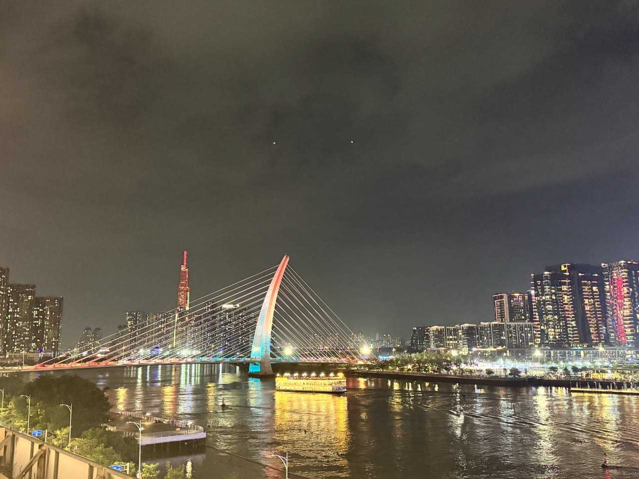 Cầu Ba Son bắc ngang sông Sài Gòn.