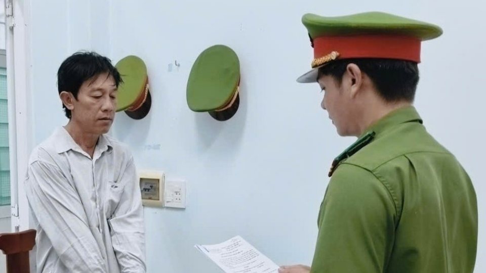 La Agencia de Investigación Policial de la Policía Provincial de Vinh Long ejecuta la orden de arresto temporal de Truong Quoc Toan para investigar el acto de causar intencionalmente lesiones. Foto: Policía de Vinh Long