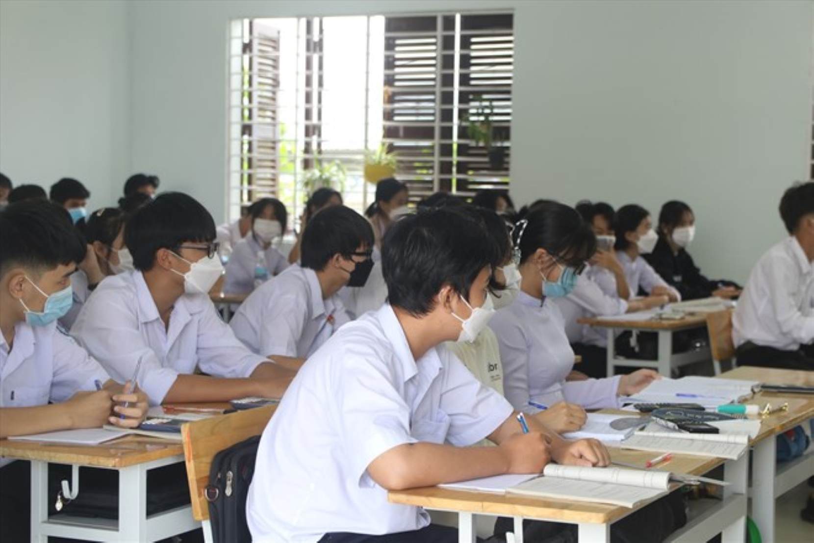 The 10th grade public school entrance exam in Khanh Hoa in the 2026 - 2027 school year has fierce competition right from the time of registration. Photo: Phuong Linh