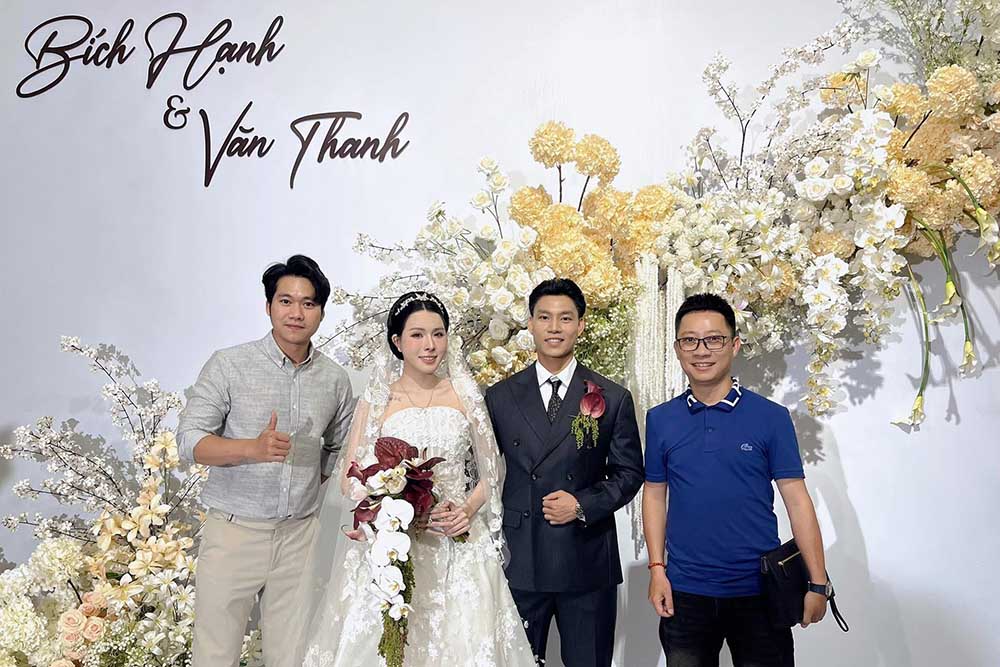 ヴァン・タインの結婚式は、ベトナムのサッカーファンから大きな関心を集めています。写真:トミー・トン