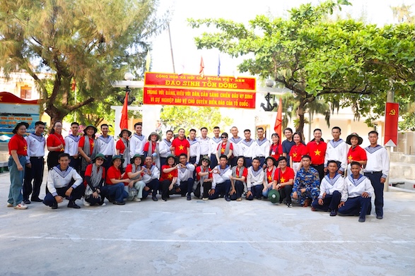 Đoàn Công tác Bộ Y tế chụp ảnh lưu niệm tại Đảo Sinh Tồn Đông. Ảnh: Bộ Y tế