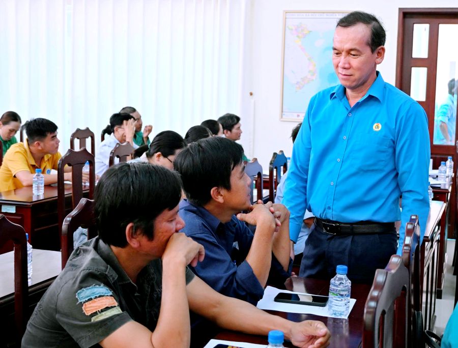 Chủ tịch LĐLĐ tỉnh Cà Mau Lý Công Bắc thăm hỏi đời sống, việc làm người lao động. Ảnh: Thiệu Vũ