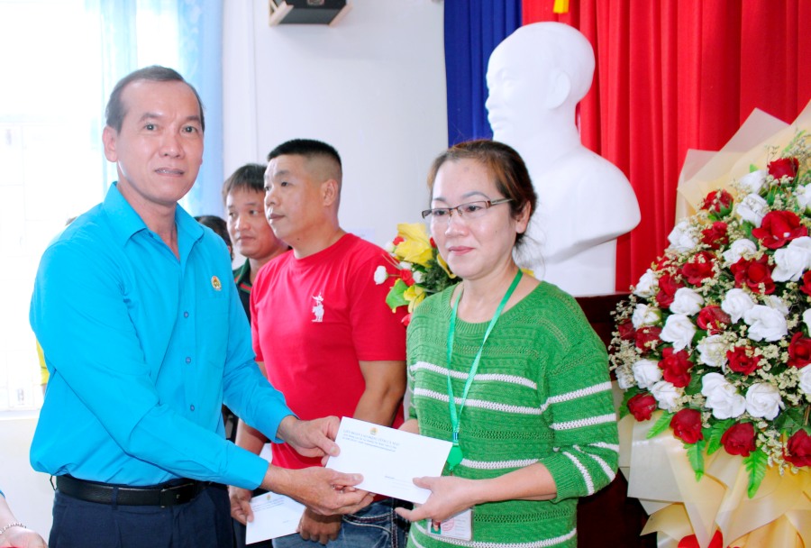 Chủ tịch LĐLĐ tỉnh Cà Mau Lý Công Bắc trao quà cho đoàn viên, người lao động khó khăn trên địa bàn phường Giá Rai. Ảnh: Thiệu Vũ