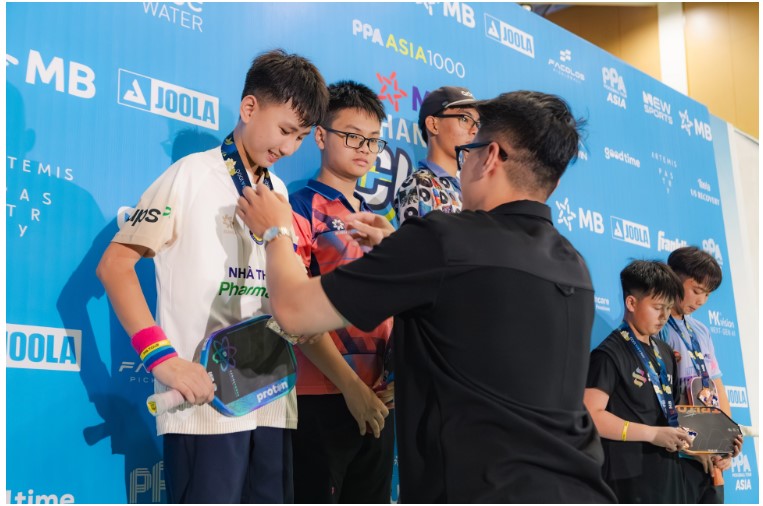 Nguyễn Gia Hưng và Trần Đức Lâm mang về cho câu lạc bộ Pickleball CAND trẻ chức Á Quân PPA Asia 1000 – MB Hanoi Cup 2026, hạng mục Đôi Nam U18. Ảnh: Quin Nguyễn