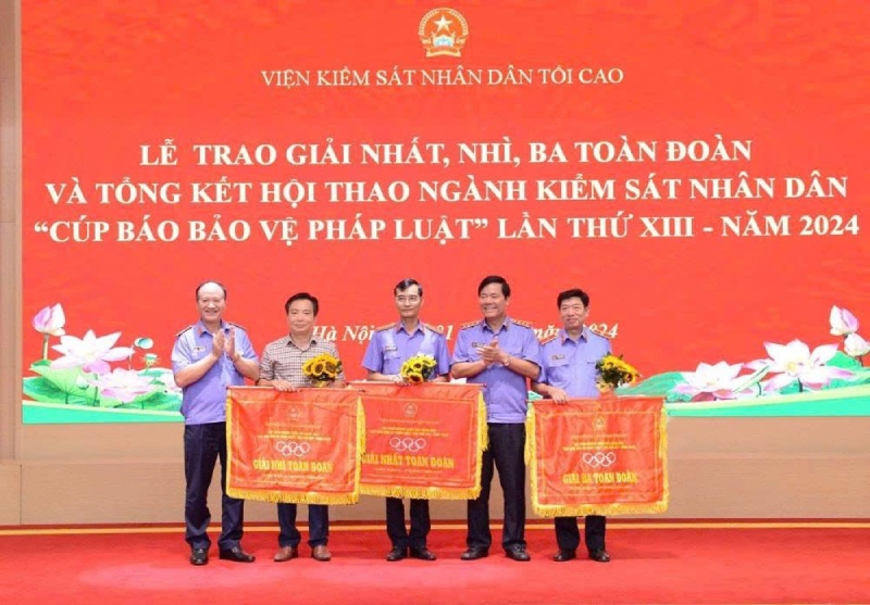 Đồng chí Nguyễn Quang Dũng, Phó Viện trưởng VKSND tối cao, Chủ tịch Hội đồng Văn hoá - Thể thao ngành Kiểm sát nhân dân và đồng chí Nguyễn Văn Thắng, Tổng Biên tập Báo Bảo vệ pháp luật trao giải Nhất, Nhì, Ba toàn Đoàn cho các đơn vị tại Hội thao ngành Kiểm sát nhân dân - Cúp Báo Bảo vệ pháp luật lần thứ XIII, năm 2024. 