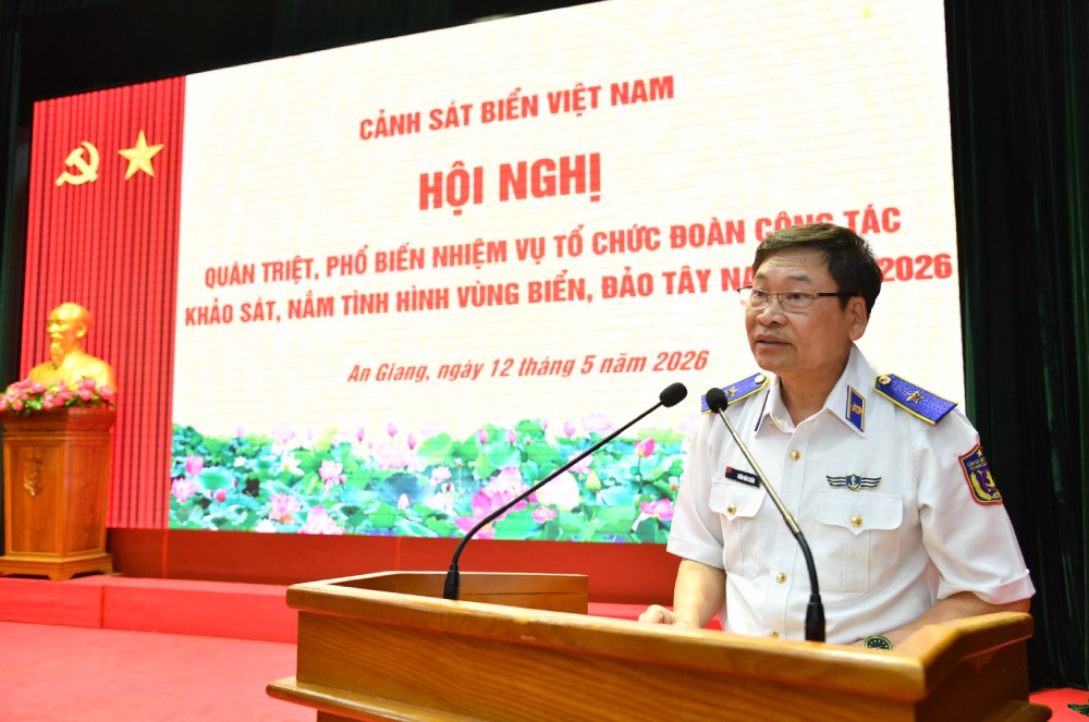 Thiếu tướng Trần Văn Xuân, Phó Chính ủy kiêm Chủ nhiệm Chính trị Cảnh sát biển Việt Nam phát biểu tại hội nghị. Ảnh: BTL Vùng CSB4