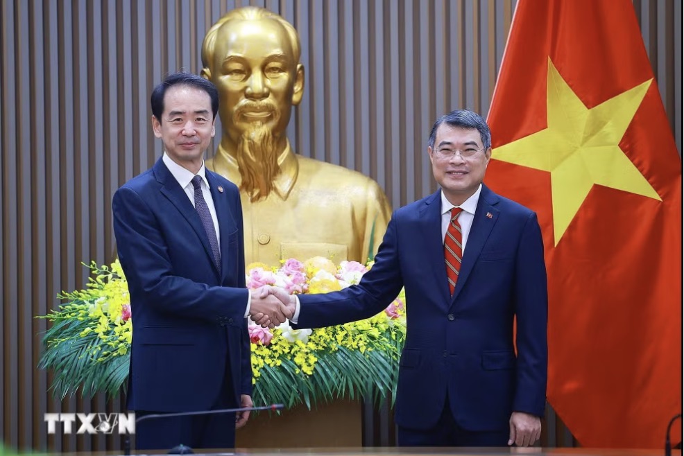 Politburo member, Prime Minister Le Minh Hung receives Chinese Ambassador Ha Vi. Photo: VNA